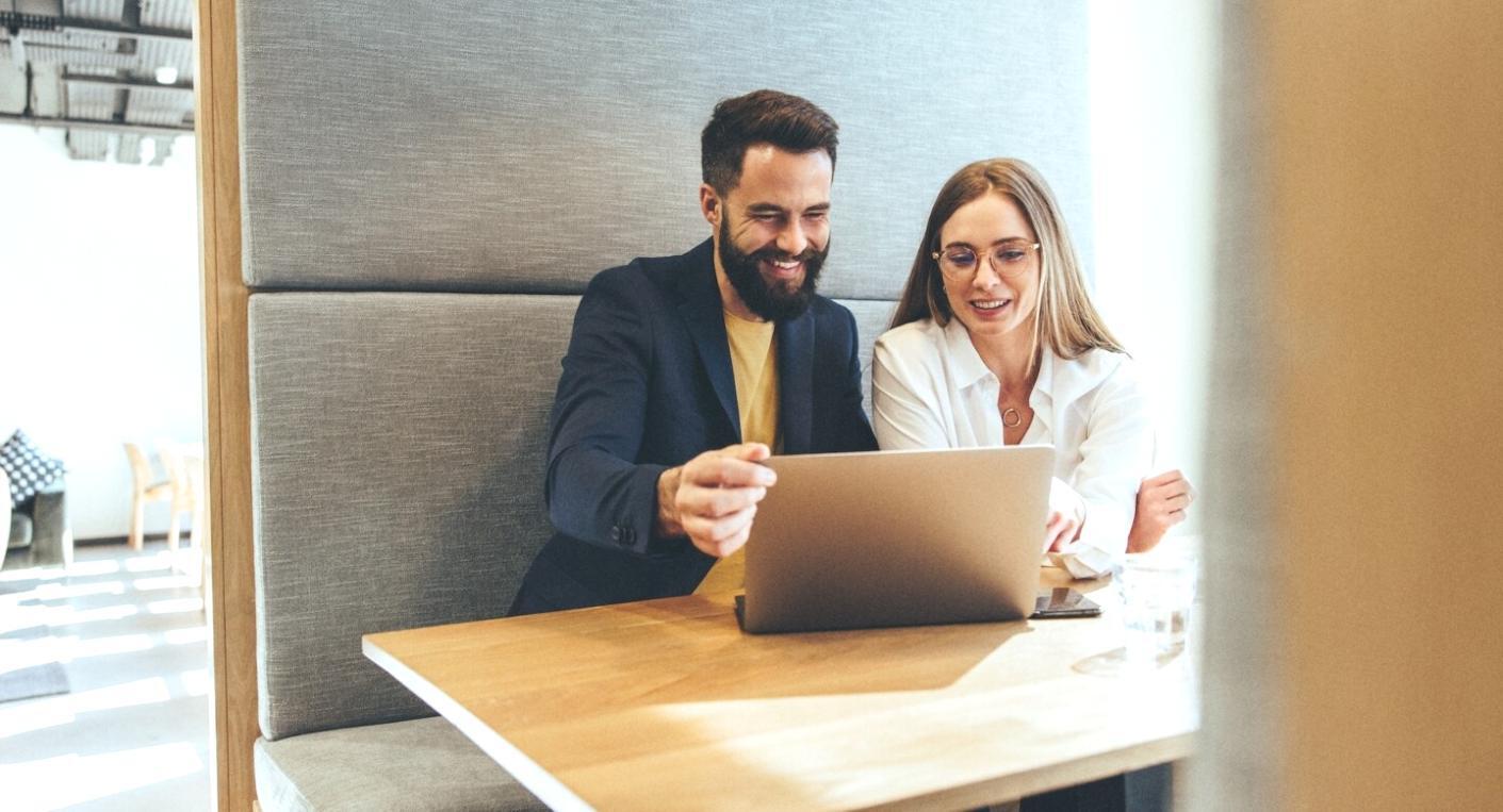 Μαθητές που συνεργάζονται σε οικονομικές αναλύσεις